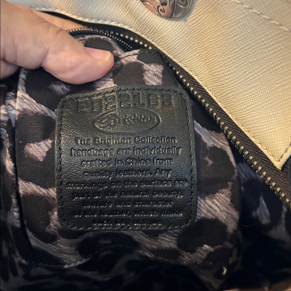 Brighton travel bag in NWTS with Black Rope Handles - Picture 7 of 9